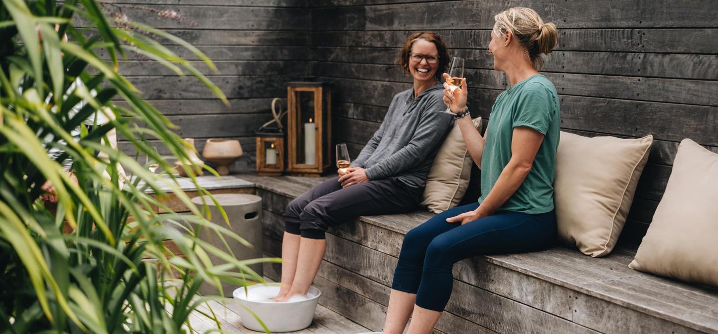 Women, Footspa, Lodge Walk, glass of wine